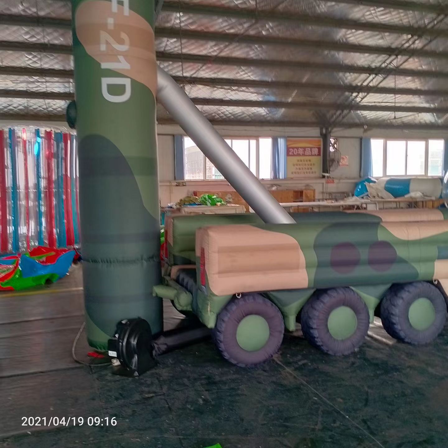 徐州军事演习中的充气目标车辆：模拟发射车雷达车坦克飞机